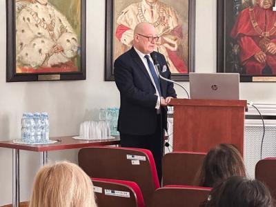 JM Rektor Uniwersytetu w Siedlcach przemawia na spotkaniu.