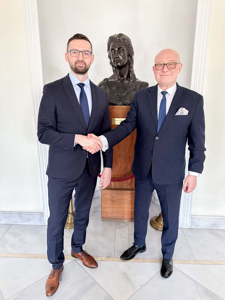 Dyrektor Narodowej Agencji Wymiany Akademickiej (NAWA), dr Wojciech Karczewski oraz JM Rektor Uniwersytetu w Siedlcach pozują do zdjęcia ściskając dłonie.